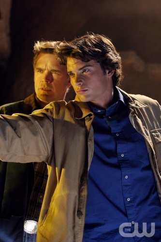 TheCW Staffel1-7Pics_291.jpg - SMALLVILLE"Relic" (Episode #306)Image #SM306-0250Pictured (left to right): John Schneider as Jonathan Kent, Tom Welling as Clark KentPhoto Credit: © The WB/Michael Courtney